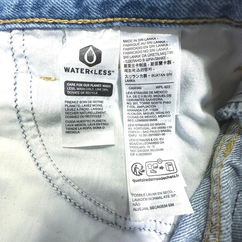 Levi's® Women's High-Rise Mom Jean Shorts Let It Be Fun Distressed Cutoff Sz 30 - Picture 5 of 7